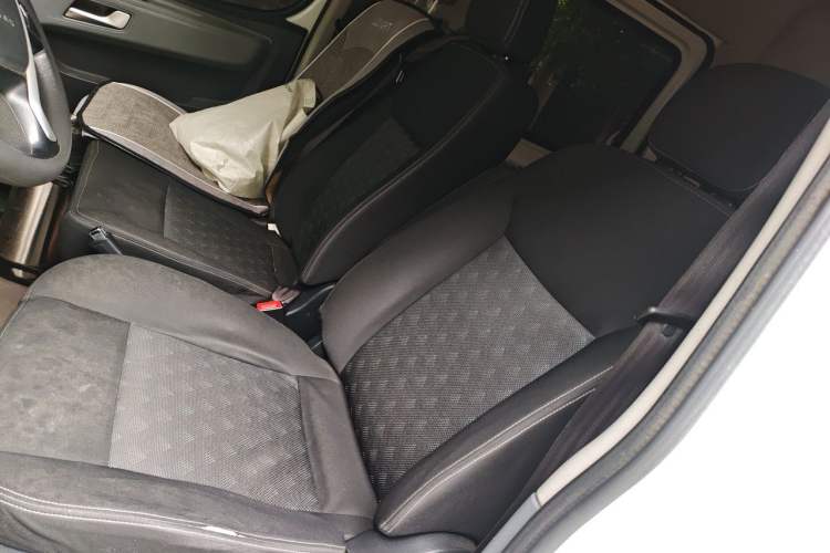 Used SAIC MAXUS Xintu V80 2024 Aoyuntong 6MT Long-Wheelbase Mid-Roof Model 127 Ps 6/7/8/9 Seater Left Front Seat