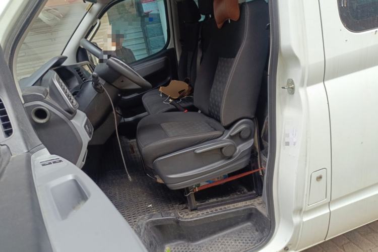 Used SAIC MAXUS Xintu V80 2024 Aotong Value Edition 6MT Long-Wheelbase Mid-Roof Model with 127 Ps Available in 6/7/8/9-Seater Configurations Left Front Seat