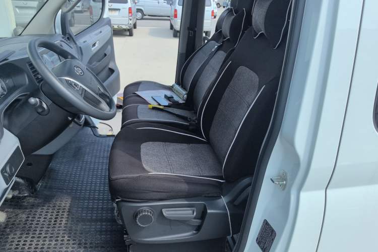 Used SAIC MAXUS Xintu V80 2024 Aotuntong Value Edition 6MT Short Wheelbase Ultra-Low Roof 127 Ps 5/6 Seats Left Front Seat
