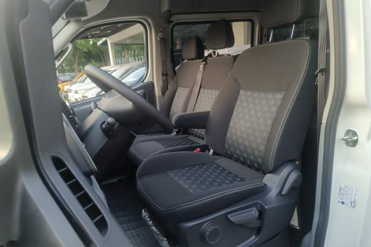 Used SAIC MAXUS Xintu V80 2024 Aotong Value Edition 6AMT Short Wheelbase Mid-Roof Model 127 Ps 5/6 Seats Left Front Seat