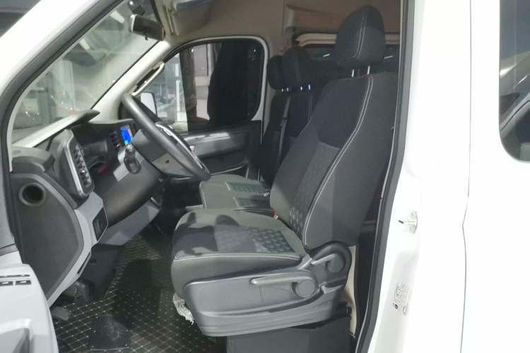 Used SAIC MAXUS Xintu V80 2024 Aotuntong Value Edition 6MT Short Wheelbase Mid-Height Roof 127 Ps 5/6 Seats Left Front Seat