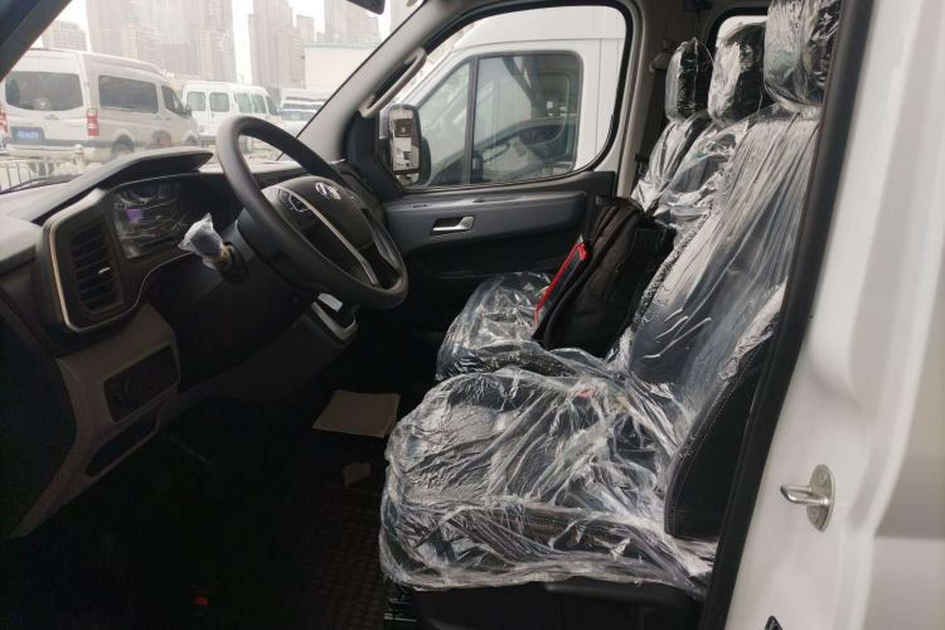 Used SAIC MAXUS Xintu V80 2024 Aotong Value Edition 6AMT Short Wheelbase Ultra-Low Roof 127 Ps 5/6 Seats Left Front Seat