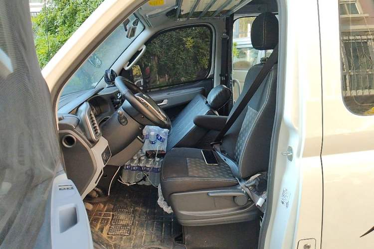 Used SAIC MAXUS Xintu V80 2024 Aotuntong Value Edition 6MT Short Wheelbase Mid-Height Roof 127 Ps 5/6 Seats Left Front Seat