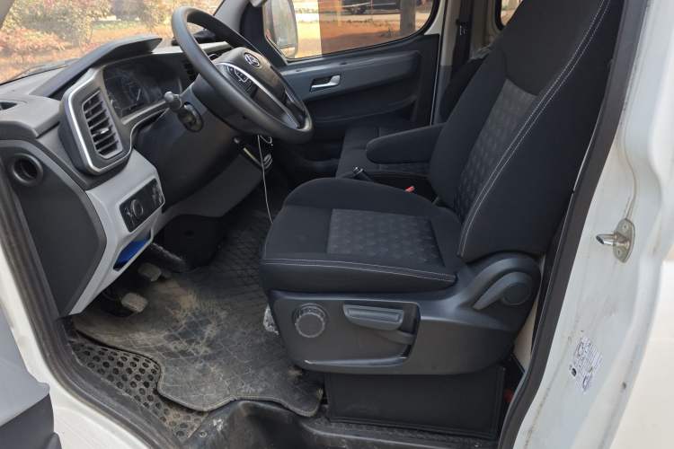 Used SAIC MAXUS Xintu V80 2024 Aotong Value Edition 6MT Long-Wheelbase Mid-Roof Model with 127 Ps Available in 6/7/8/9-Seater Configurations Left Front Seat