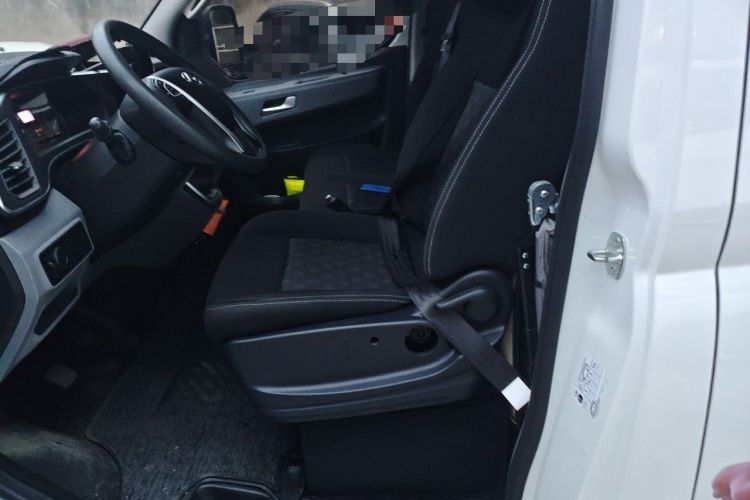 Used SAIC MAXUS Xintu V80 2024 Aotong Value Edition 6MT Long-Wheelbase Mid-Roof Model with 127 Ps Available in 6/7/8/9-Seater Configurations Left Front Seat