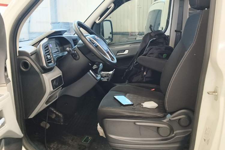 Used SAIC MAXUS Xintu V80 2024 Aotuntong Value Edition 6MT Short Wheelbase Mid-Height Roof 127 Ps 5/6 Seats Left Front Seat