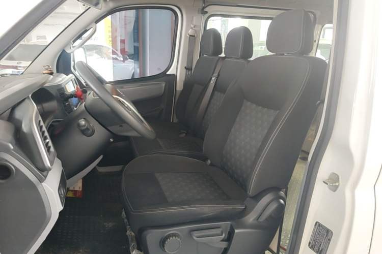 Used SAIC MAXUS Xintu V80 2024 Aotong Value Edition 6AMT Short Wheelbase Ultra-Low Roof 127 Ps 5-Seater Left Front Seat