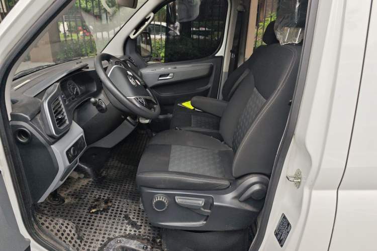 Used SAIC MAXUS Xintu V80 2024 Aotuntong Value Edition 6AMT Long Wheelbase Ultra-Low Roof 127 Ps 6/7/8/9-Seater Left Front Seat