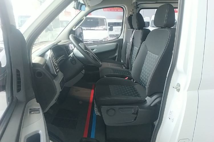 Used SAIC MAXUS Xintu V80 2024 Aotuntong Value Edition 6MT Short Wheelbase Mid-Height Roof 127 Ps 5/6 Seats Left Front Seat