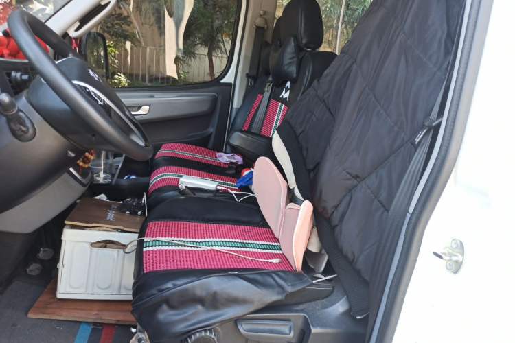 Used SAIC MAXUS Xintu V80 2024 Aotong Value Edition 6MT Long-Wheelbase Mid-Roof Model with 127 Ps Available in 6/7/8/9-Seater Configurations Left Front Seat