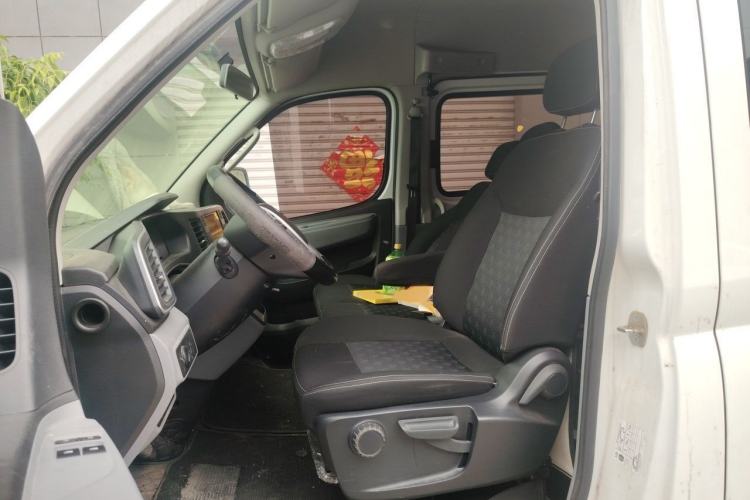 Used SAIC MAXUS Xintu V80 2024 Aotong Value Edition 6AMT Short Wheelbase Mid-Roof Model 127 Ps 5/6 Seats Left Front Seat
