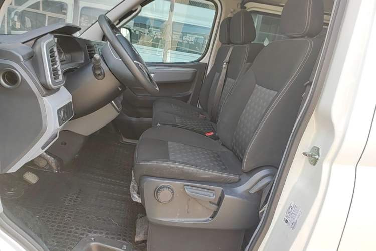 Used SAIC MAXUS Xintu V80 2024 Aotong Value Edition 6MT Short Wheelbase Mid-Height Roof 127 Ps 5-Seater Left Front Seat