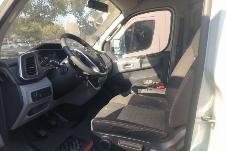 Used SAIC MAXUS Xintu V80 2024 Aotong Value Edition 6MT Long-Wheelbase Mid-Roof Model with 127 Ps Available in 6/7/8/9-Seater Configurations Left Front Seat