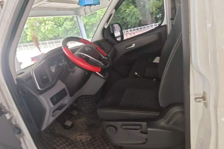 Used SAIC MAXUS Xintu V80 2024 Aoyuntong 6MT Long-Wheelbase Mid-Roof Model 127 Ps 6/7/8/9 Seater Left Front Seat