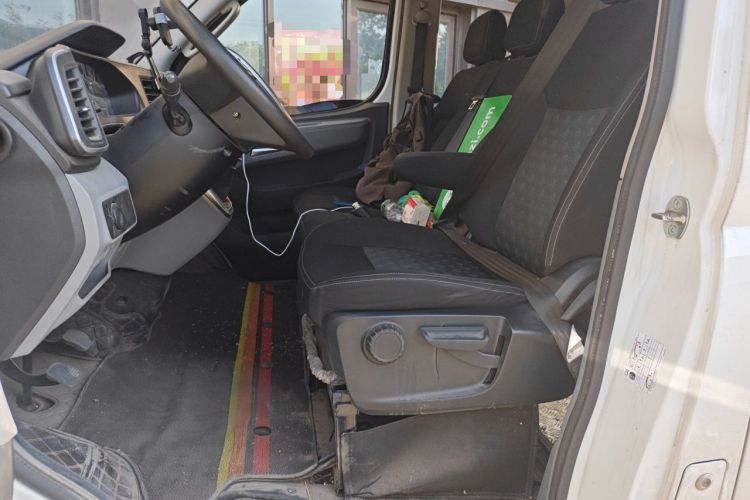 Used SAIC MAXUS Xintu V80 2024 Aotong Value Edition 6MT Long-Wheelbase Mid-Roof Model with 127 Ps Available in 6/7/8/9-Seater Configurations Left Front Seat