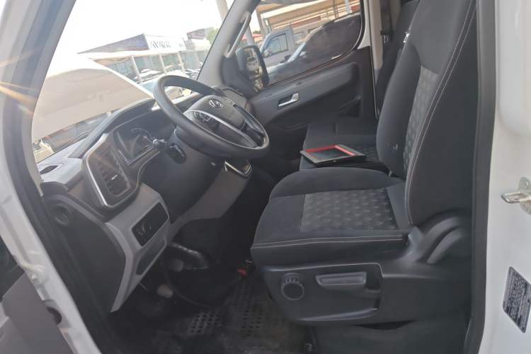 Used SAIC MAXUS Xintu V80 2024 Aotuntong 6MT Short-Wheelbase Ultra-Low Roof 127 Ps 5/6 Seats Left Front Seat
