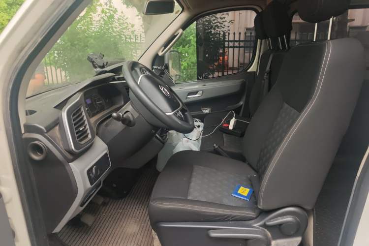 Used SAIC MAXUS Xintu V80 2024 Facelift Aoyuntong 6MT Long Wheelbase Mid-Top Version 147 Ps 6/7/8/9-Seater Left Front Seat