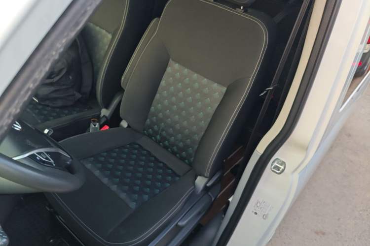 Used SAIC MAXUS Xintu V80 2024 Aotong Value Edition 6MT Long-Wheelbase Mid-Roof Model with 127 Ps Available in 6/7/8/9-Seater Configurations Left Front Seat