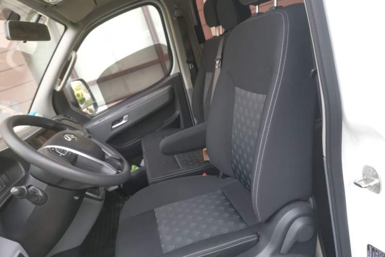 Used SAIC MAXUS Xintu V80 2024 Aotuntong 6MT Short-Wheelbase Ultra-Low Roof 127 Ps 5/6 Seats Left Front Seat