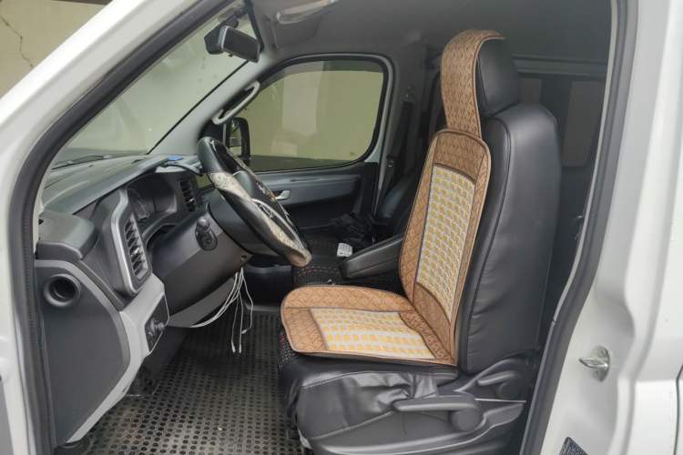 Used SAIC MAXUS Xintu V80 2024 Aotuntong Value Edition 6AMT Long Wheelbase Ultra-Low Roof 127 Ps 6/7/8/9-Seater Left Front Seat