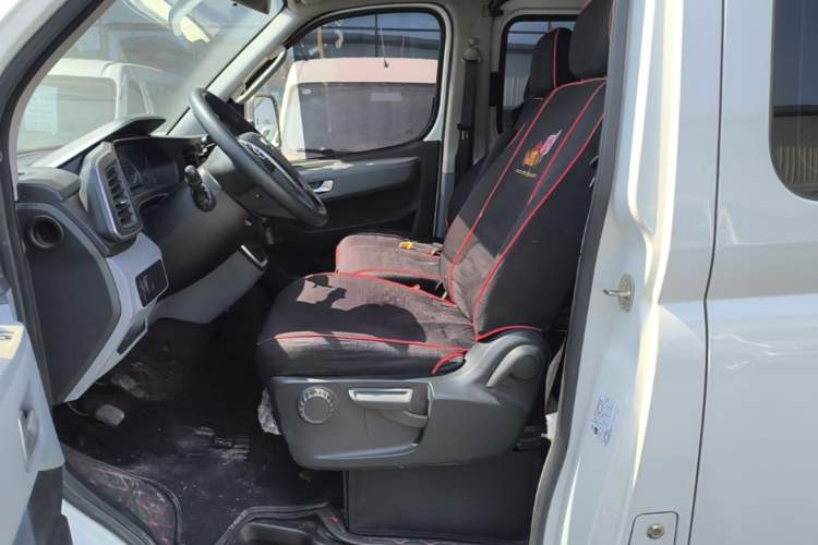 Used SAIC MAXUS Xintu V80 2024 Aotuntong Value Edition 6MT Short Wheelbase Mid-Roof Model 127 Ps 7/8/9-Seater Left Front Seat