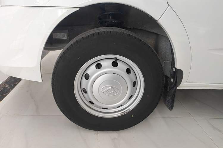 Used SAIC MAXUS Xintu V80 2024 Aotong Value Edition 6MT Long-Wheelbase Mid-Roof Model with 127 Ps Available in 6/7/8/9-Seater Configurations Left Front Wheel Hub