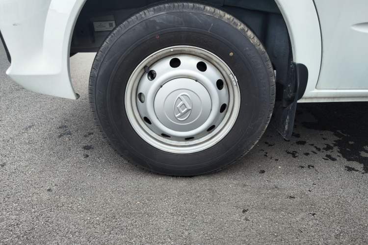 Used SAIC MAXUS Xintu V80 2024 Aotong Value Edition 6MT Long-Wheelbase Mid-Roof Model with 127 Ps Available in 6/7/8/9-Seater Configurations Left Front Wheel Hub