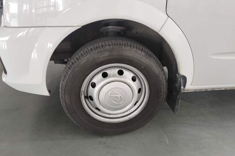 Used SAIC MAXUS Xintu V80 2024 Aotong Value Edition 6AMT Short Wheelbase Ultra-Low Roof 127 Ps 5-Seater Left Front Wheel Hub