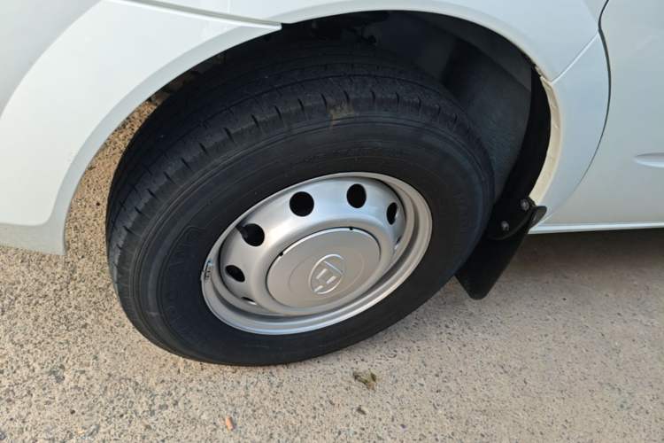 Used SAIC MAXUS Xintu V80 2024 Aotong Value Edition 6MT Long-Wheelbase Mid-Roof Model with 127 Ps Available in 6/7/8/9-Seater Configurations Left Front Wheel Hub