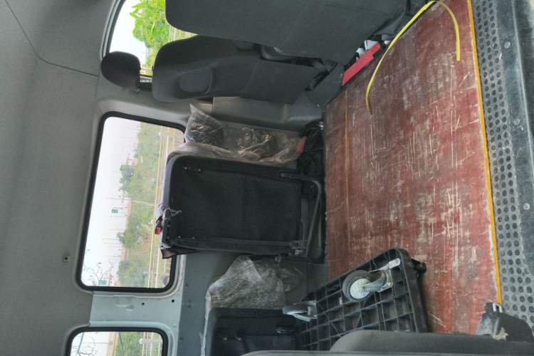 Used SAIC MAXUS Xintu V80 2024 Aotong Value Edition 6MT Long-Wheelbase Mid-Roof Model with 127 Ps Available in 6/7/8/9-Seater Configurations Left Rear Seat