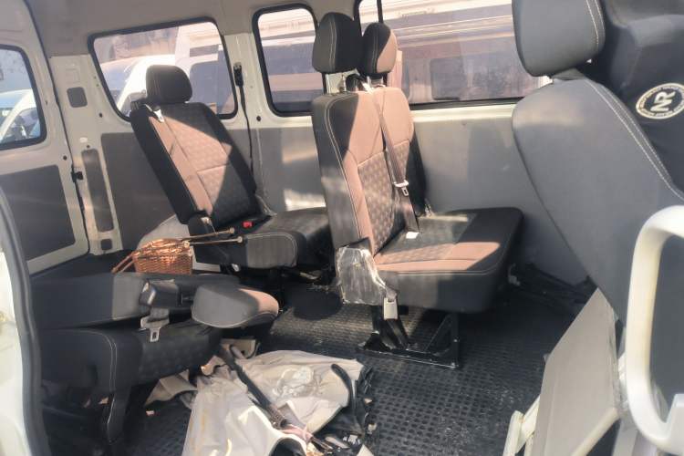 Used SAIC MAXUS Xintu V80 2024 Aotong Value Edition 6MT Long-Wheelbase Mid-Roof Model with 127 Ps Available in 6/7/8/9-Seater Configurations Left Rear Seat