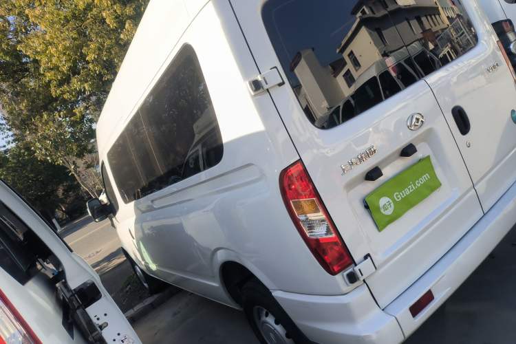 Used SAIC MAXUS Xintu V80 2024 Aotong Value Edition 6MT Long-Wheelbase Mid-Roof Model with 127 Ps Available in 6/7/8/9-Seater Configurations Left Side