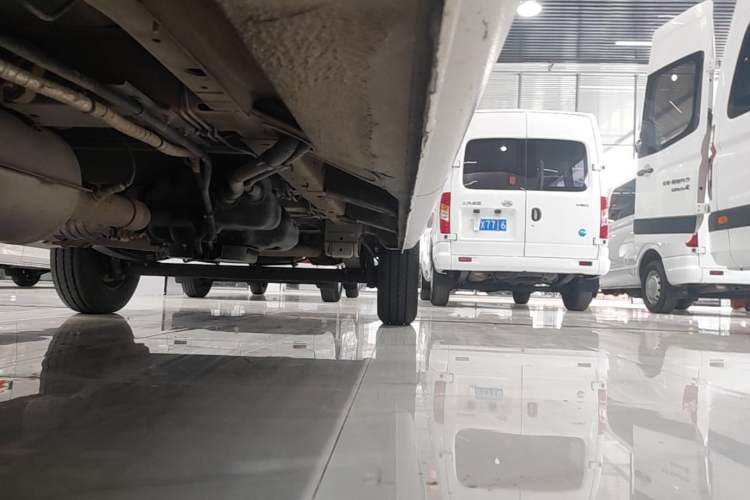 Used SAIC MAXUS Xintu V80 2024 Aotong Value Edition 6MT Long-Wheelbase Mid-Roof Model with 127 Ps Available in 6/7/8/9-Seater Configurations Left Side Sill