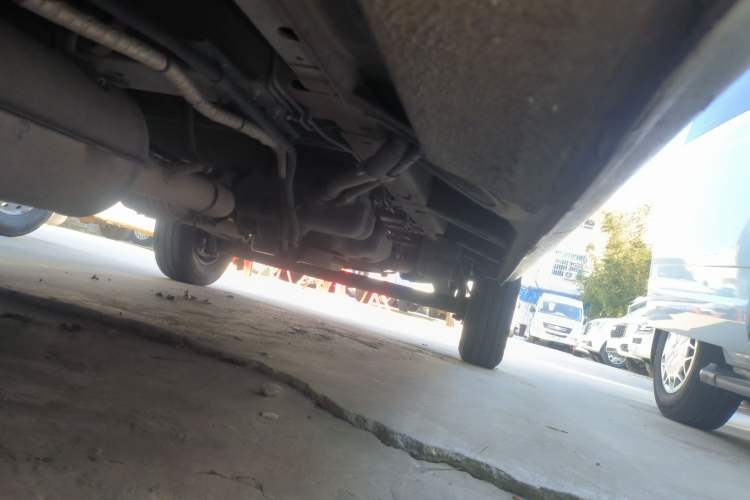 Used SAIC MAXUS Xintu V80 2024 Aotong Value Edition 6MT Long-Wheelbase Mid-Roof Model with 127 Ps Available in 6/7/8/9-Seater Configurations Left Side Sill