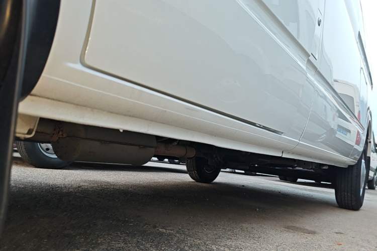 Used SAIC MAXUS Xintu V80 2024 Aotong Value Edition 6MT Long-Wheelbase Mid-Roof Model with 127 Ps Available in 6/7/8/9-Seater Configurations Left Side Sill