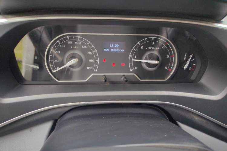 Used SAIC MAXUS Xintu V80 2024 Aotuntong Value Edition 6MT Short Wheelbase Mid-Height Roof 127 Ps 5/6 Seats Odometer Close Up