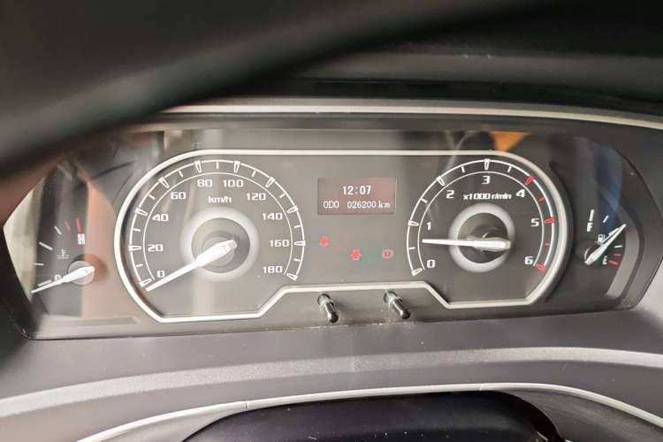 Used SAIC MAXUS Xintu V80 2024 Aotong Value Edition 6MT Short Wheelbase Mid-Height Roof 127 Ps 5-Seater Odometer Close Up