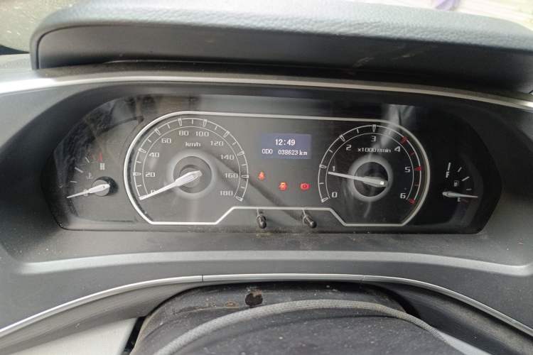 Used SAIC MAXUS Xintu V80 2024 Aotong Value Edition 6MT Long-Wheelbase Mid-Roof Model with 127 Ps Available in 6/7/8/9-Seater Configurations Odometer Close Up