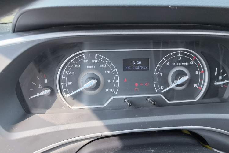 Used SAIC MAXUS Xintu V80 2024 Aotuntong Value Edition 6MT Short Wheelbase Ultra-Low Roof 127 Ps 5/6 Seats Odometer Close Up