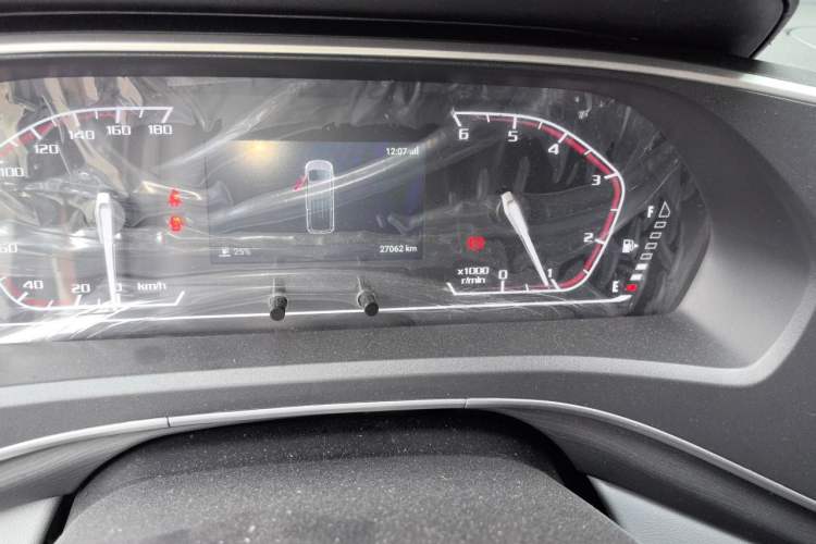Used SAIC MAXUS Xintu V80 2024 Aoyuntong 6MT Long-Wheelbase Mid-Roof Model 127 Ps 6/7/8/9 Seater Odometer Close Up