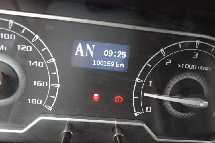 Used SAIC MAXUS Xintu V80 2024 Aotong Value Edition 6AMT Long Wheelbase Mid-Roof Model 127 Ps 6/7/8/9-Seater Odometer Close Up