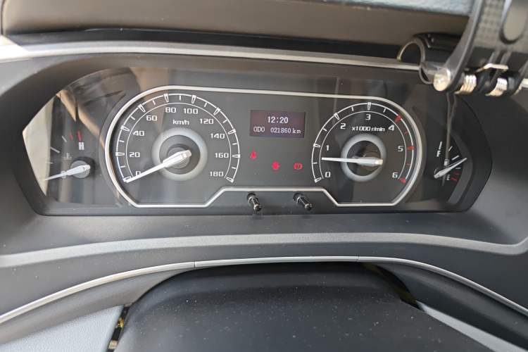 Used SAIC MAXUS Xintu V80 2024 Aotuntong Value Edition 6MT Short Wheelbase Ultra-Low Roof 127 Ps 5/6 Seats Odometer Close Up