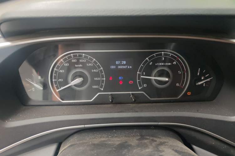 Used SAIC MAXUS Xintu V80 2024 Facelift Aoyuntong 6MT Long Wheelbase Mid-Top Version 147 Ps 6/7/8/9-Seater Odometer Close Up