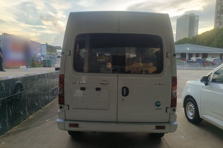 Used SAIC MAXUS Xintu V80 2024 Aotong Value Edition 6AMT Short Wheelbase Mid-Roof Model 127 Ps 5/6 Seats Rear