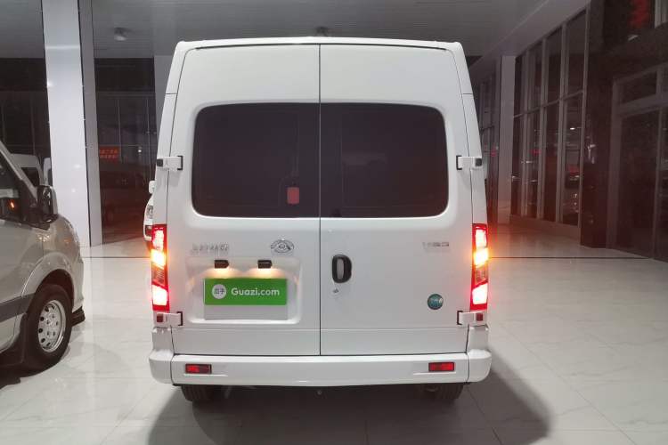 Used SAIC MAXUS Xintu V80 2024 Aotuntong Value Edition 6MT Short Wheelbase Mid-Height Roof 127 Ps 5/6 Seats Rear