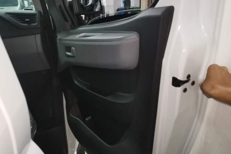 Used SAIC MAXUS Xintu V80 2024 Facelift Aoyuntong 6MT Long Wheelbase Mid-Top Version 147 Ps 6/7/8/9-Seater Right Front Door Interior