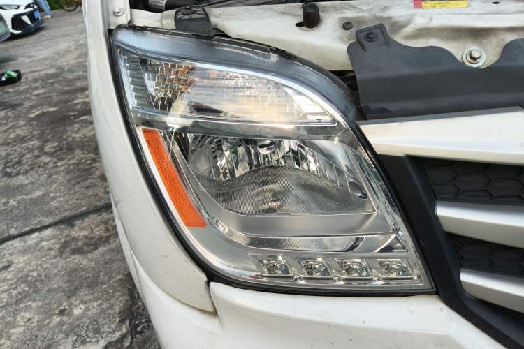 Used SAIC MAXUS Xintu V80 2024 Aotong Value Edition 6MT Long-Wheelbase Mid-Roof Model with 127 Ps Available in 6/7/8/9-Seater Configurations Right Front Headlight