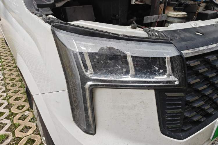 Used SAIC MAXUS Xintu V80 2024 Facelift Aoyuntong 6AMT Long Wheelbase Mid-Roof Version 147 Ps 6/7/8/9-Seater Right Front Headlight