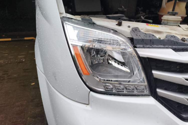 Used SAIC MAXUS Xintu V80 2024 Aotong Value Edition 6AMT Long Wheelbase Mid-Roof Model 127 Ps 6/7/8/9-Seater Right Front Headlight