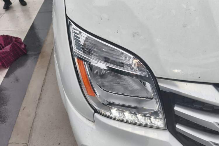 Used SAIC MAXUS Xintu V80 2024 Aotong Value Edition 6MT Long-Wheelbase Mid-Roof Model with 127 Ps Available in 6/7/8/9-Seater Configurations Right Front Headlight
